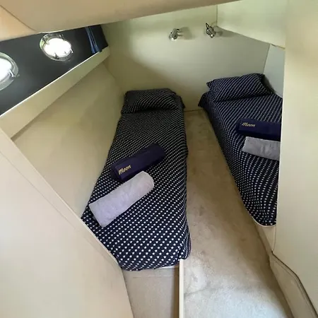 بوتيل White Eagle Cruises Sani