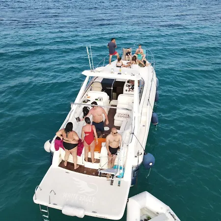 White Eagle Cruises Sani 船上ホテル